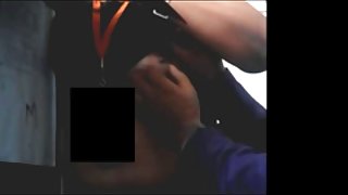 雕像fas Sasha Bikeeva尽职尽责地向这个家伙投降