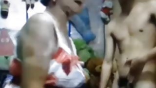 妻子开始轻轻地抽搐