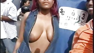 成熟但性感的配偶在浴室里来到了丈夫身边