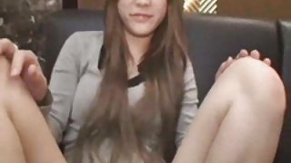 农民和两个五颜六色的女孩与螺栓