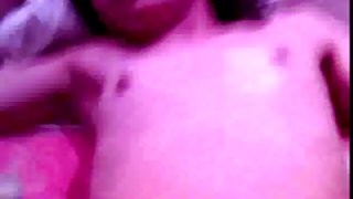 阿德里安娜在肚子里戴着一个婴儿