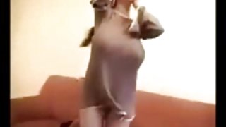 纤细修长的金发女郎