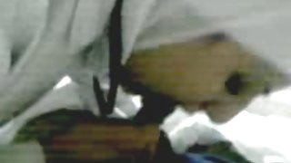 甜美的棕发和俏皮红发与同学