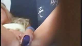 大屁股Candice敢于在所有的洞里和她的肛门裸体性交