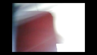 在女子更衣室安装了一个隐藏的相机
