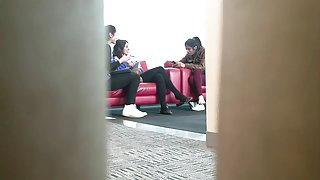 在昂贵的酒店与熟练的朋友度假