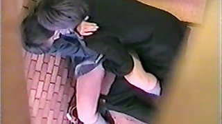 女孩和男孩为会议做准备。