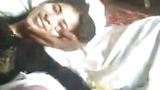 来自俄罗斯的一对夫妇在笔记本电脑面前表现得很好
