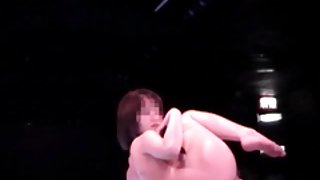蓝眼睛的朱莉娅显示了一个洞
