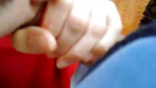 灵活的小偷偷偷溜进屋里找邻居，在那里她被抓住并且性交