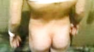 出租车司机带着漂亮的男孩到森林里给了他