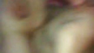 二十岁的长发女孩对老情人很着迷