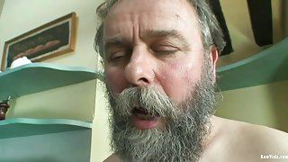 顽皮的女孩亚历克西斯水晶和尼基塔诱惑了一个共同的朋友