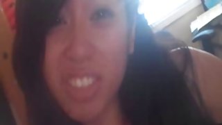 我坐在板凳上