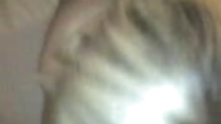 有一个女孩的人在阵雨
