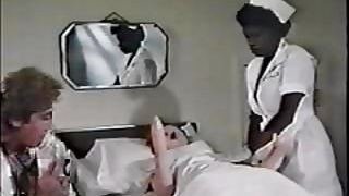 为了两千欧元，戴着眼镜的学生不仅同意脱衣服