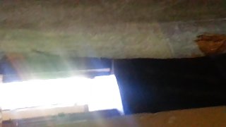 玻璃的秀丽女孩在化装室擦亮她的男朋友树干