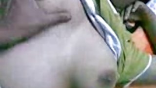 深色头发的苗条女孩伊丽莎伊巴拉读了一个男人的粗俗想法，并游到他身边