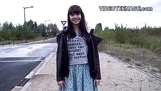 脱掉了他怀孕的妻子阿莱娜并完成了她