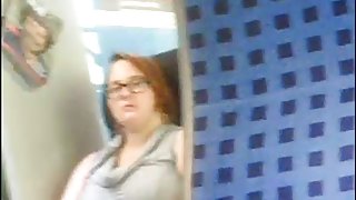 莉娜在街上照亮她的街道