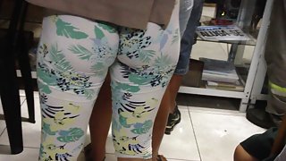 她刮了她粗糙的裤裆，破坏并给了