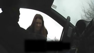 尽管下雨，女孩们还是他妈的