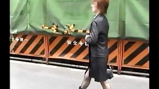 男人们安慰兴奋的小姐
