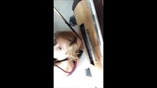 女孩坐在一个鸡巴湿的洞