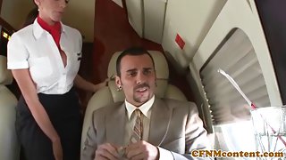 卡蒂亚和安东爬上破败工厂的屋顶，在那里发生性关系