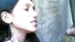 珍娜卡在后面