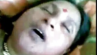 金发女郎在更衣室里有一个陌生人