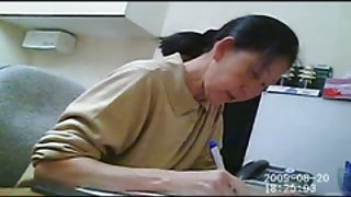 女按摩师把舌头放在粘性阴唇之间