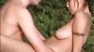 在两个黑人美女的陪伴下