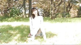 她的束缚和抽搐到她的阴蒂，她乖乖地结束