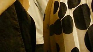 纳斯特亚展示了她的剃光帽