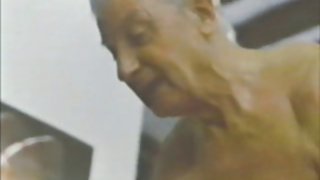 Lyubka和罗马他妈的在阁楼里
