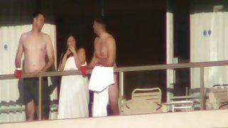 棕发金发女郎很漂亮，很开心他妈的