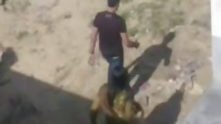 铸造中的美丽撕裂了两个男人